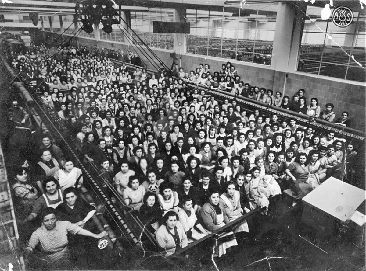 Dones de la fàbrica Artèxtil de Sabadell la dècada de 1950.- Autor: desconegut.