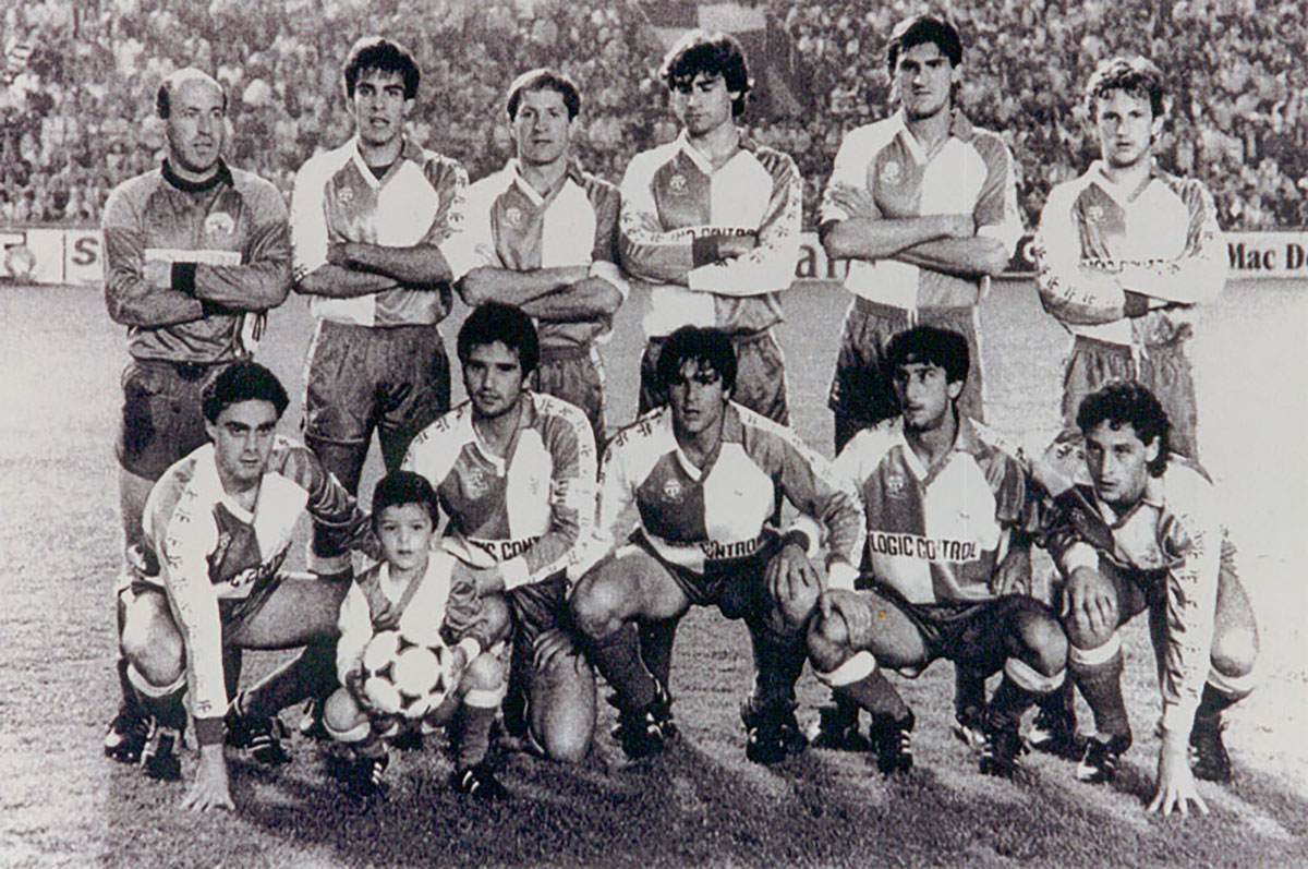Adriano, tercer de la fila inferior, al costat de Lino, abans del partit contra l'Osasuna