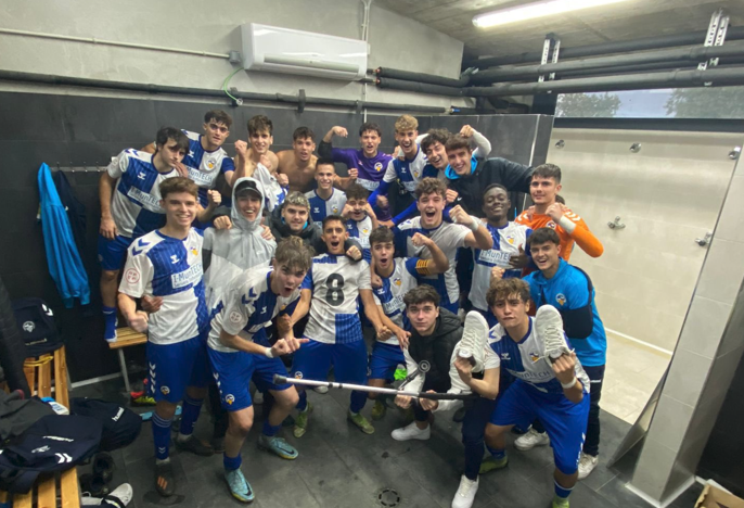El segon equip arlequinat celebrant la victòria contra el Girona B | @futbasCES