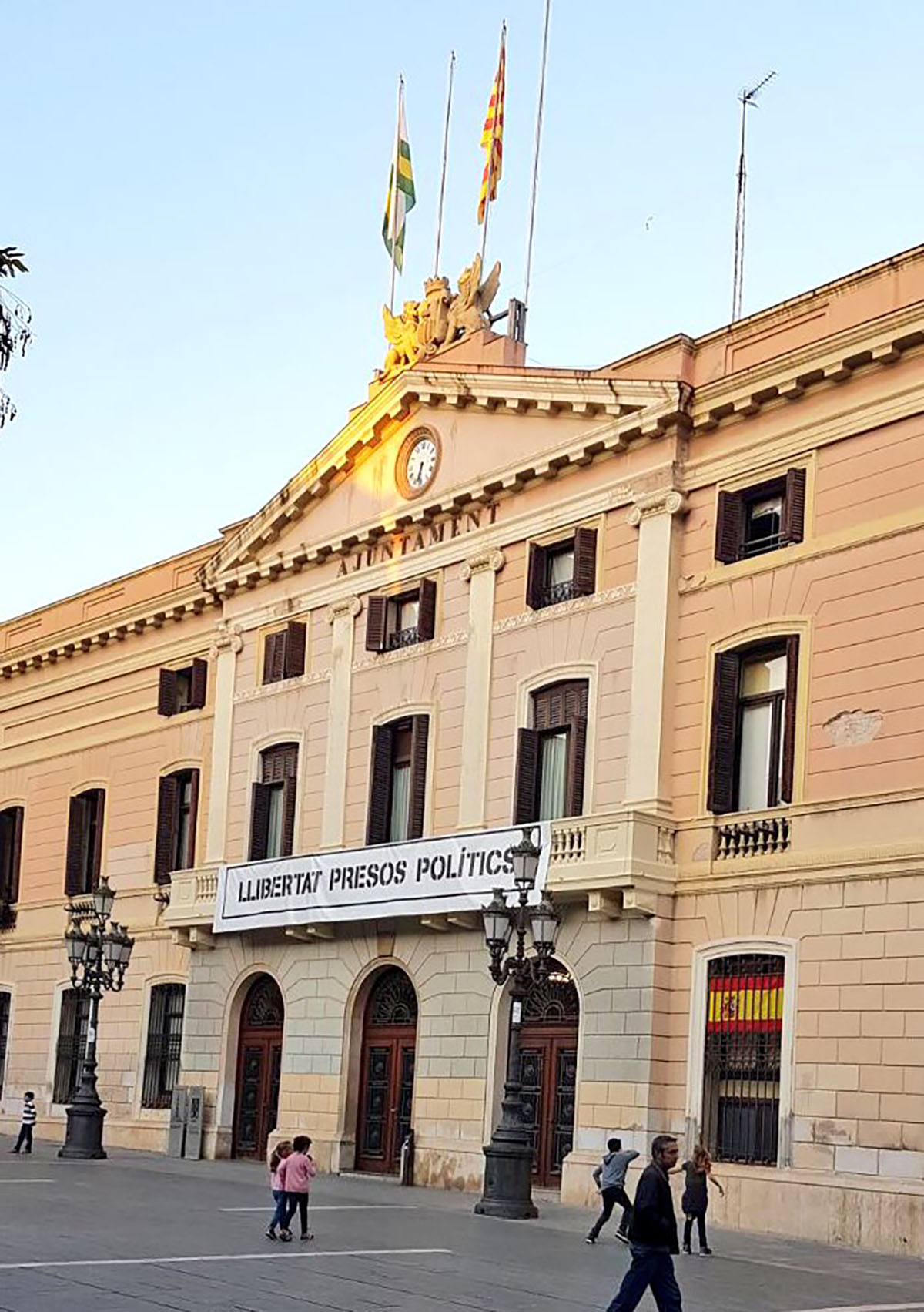 Bandera espanyola penjada per Ciutadans al seu despatx