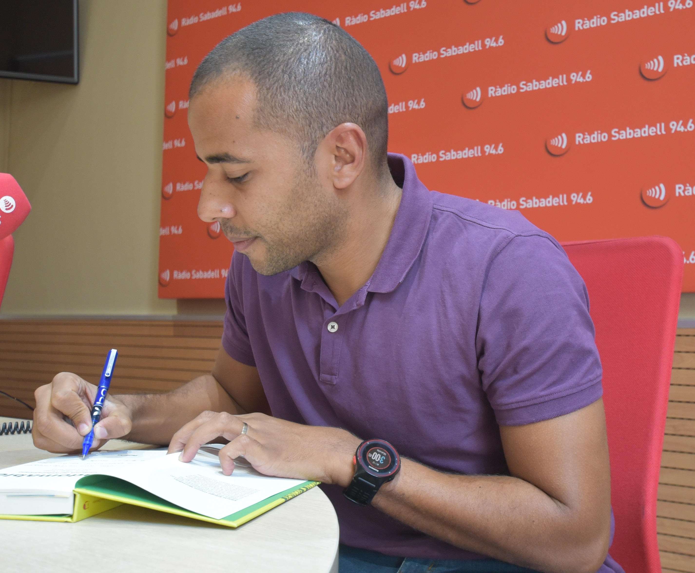 Edjogo signant un exemplar del llibre 'Indomable' | Adrián Arroyo