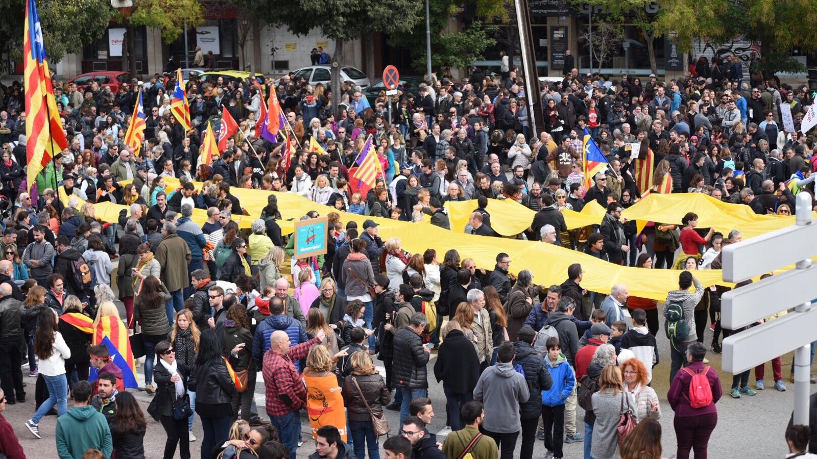 El llaç groc ha continuat tota la manifestació fins davant l'Ajuntament. Foto: Roger Benet
