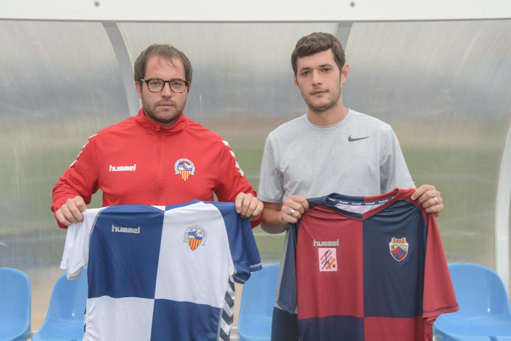 Lladó i López, amb les samarretes dels seus equips | Roger Benet