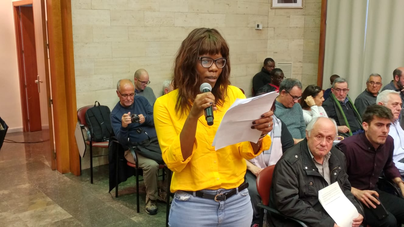 Sofia Sunguria, de la Federació d'Associacions de l'Àfrica Negra de Sabadell i Catalunya, ha defensat la moció | Pere Gallifa