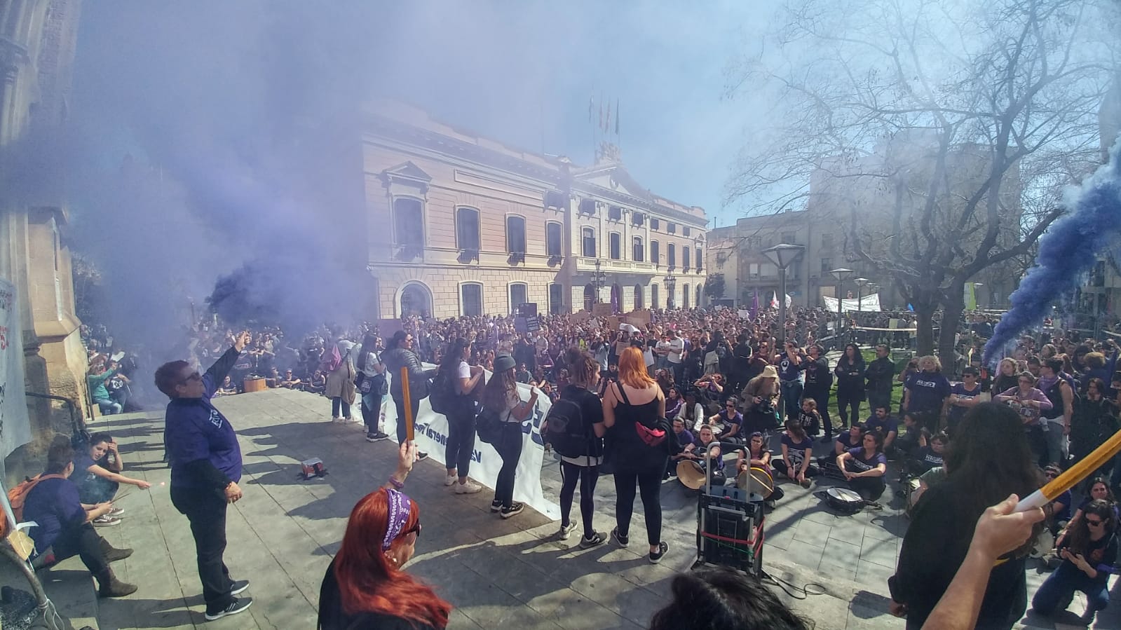 3.500 persones han omplert la plaça de Sant Roc al final de la manifestació feminista | Pere Gallifa