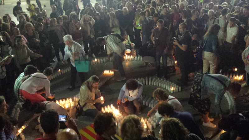 El públic encenent les espelmes del mosaic del Sí | Pau Duran