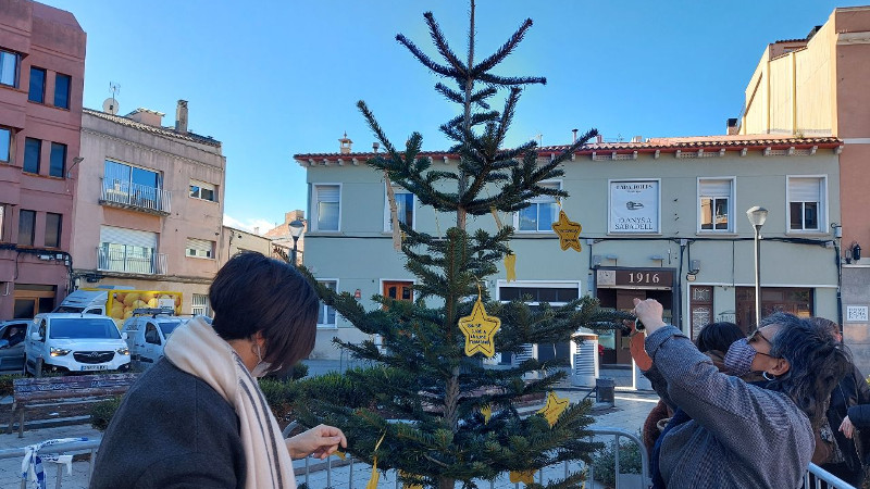 L'arbre dels desitjos, amb les peticions dels residents, a la plaça del Gas