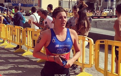 Laura Gómez després de finalitzar el segment de nedar | @LauraGomezTRI