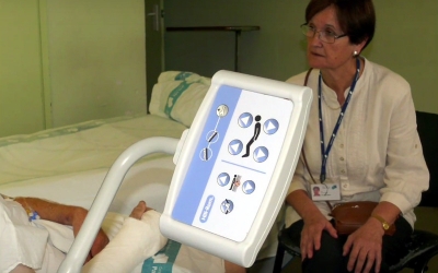 Una voluntària del Taulí, amb un pacient / Hospital de Sabadell