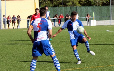 Guillem Pujol (d'esquena) i Adri Lladó en una jugada del partit contra l'Olot