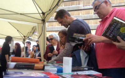 Una paradeta de llibres el dia de Sant Jordi a la Plaça Dr. Robert. Ràdio Sabadell