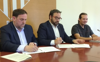 Junqueras, Fernández i Boada, durant la signatura del conveni per obrir la nova oficina