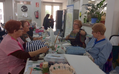 Gent gran fent activitats al Mercat de Sant Joan/ Karen Madrid