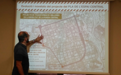 El tinent d'alcalde, Maties Serracant, davant del plànol que delimita el Pla de l'espai central de Sabadell