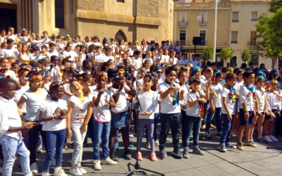 Els nens de sis escoles sabadellenques han fet un concert aquest matí a plaça Sant Roc/ Carme Pizà
