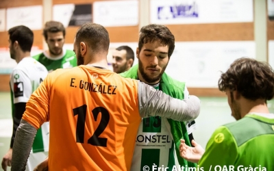 Enric González i 'Tonchi' Vázquez, jugadors de l'OAR, abraçant-se | Èric Altimis - OAR Gràcia