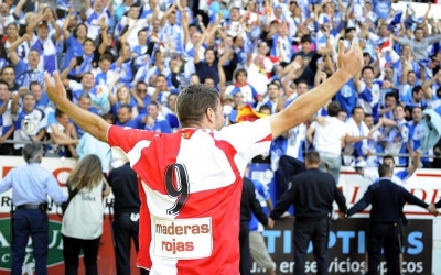 Icònica imatge de Joaquín celebrant l'ascens davant de l'afició | Marca
