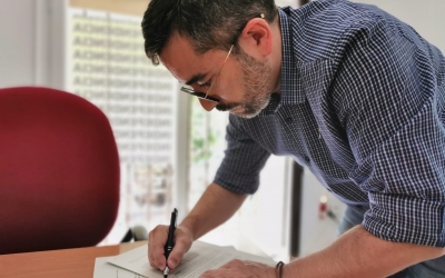 El portaveu republicà, Gabriel Fernández, signant el recurs de reposició | Cedida