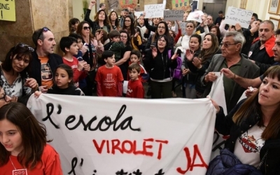 Famílies de l'escola Virolet reclamant la construcció del centre al Ple municipal/ Roger Benet