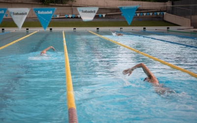 La piscina exterior de Can Llong s'ha tornat a omplir de nedadors aquest matí | Roger Benet