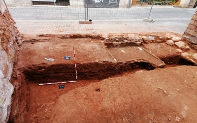 El tram del fossat  defensiu medieval al descobert al carrer Raval de Fora | Cedida 