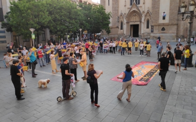 Un centenar de persones s'han concentrat a la plaça de Sant Roc per demanar l'absolució dels encausats | Pau Duran