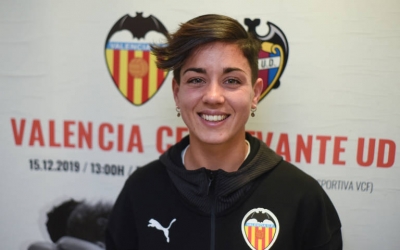 Carol Férez, davant dels escuts de l'equip que deixa, el Valencia, i del que la fitxa, el Levante | Eduardo Manzana