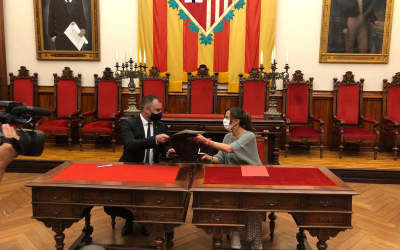 Jordi Ballart i Marta Farrés signant l'acord de cooperació | Cedida
