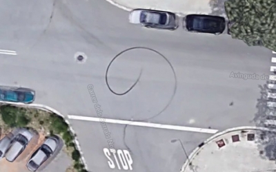 Imatge satèl·lit de Can Roqueta on es veuen marques al terra dels cotxes | Cedida