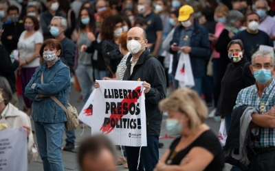 Centenars de persones rebutgen a Sabadell la sentència d'inhabilitació del president de la Generalitat  | Roger Benet