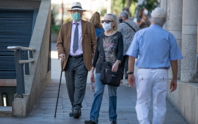 Persones grans caminant pel Passeig/ Roger Benet