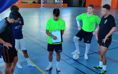 Darío Martínez donant indicacions als seus en un entrenament | Grups Arrahona