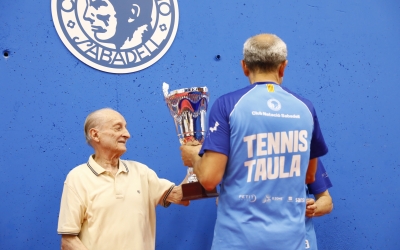 Santi Vidal lliurant el trofeu de guanyador de l'any passat a Pere Weisz | CNS TT