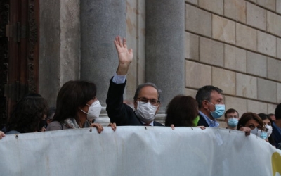 El president inhabilitat de la Generalitat Quim Torra, saluda a la sortida del Palau de la Generalitat el 28 de setembre | ACN