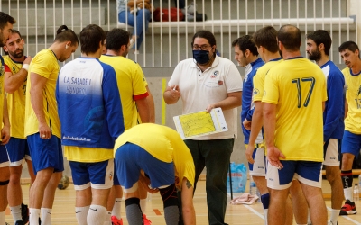 Sergi Cifré, donant instruccions als jugadors del Creu Alta | Jordi Vilas