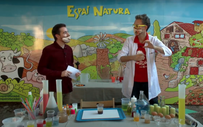 Òscar Castellví (esquerra) i Dani Jiménez (dreta) en un dels tallers científics de la festa | Youtube
