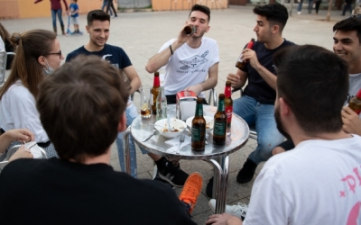 Imatge d'un grup de joves consumint en una terrassa | Roger Benet