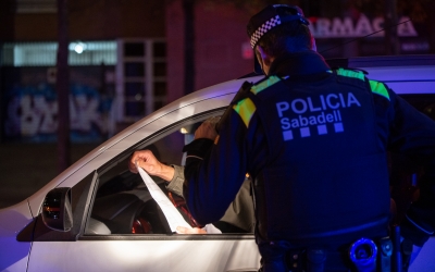 Imatge d'un agent de la Policia Municipal informant el conductor d'un vehicle | Roger Benet