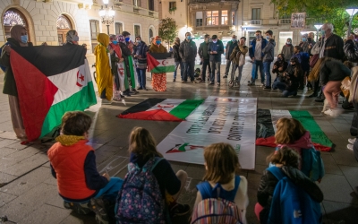 Foto de la conentració convocada a la plaça de Sant Roc | Roger Benet 