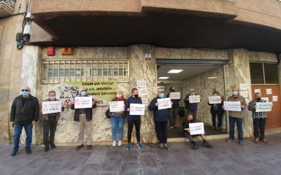 Membres de la FAVS protestant davant de la seu de l'ICS | Pere Gallifa