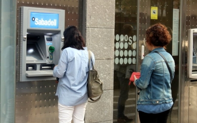 Imatge d'un caixer de Banc Sabadell/ ACN