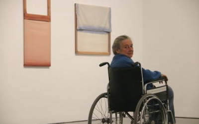 Fina Miralles, en una de les sales de l'exposició temporal que li dedica el Macba | ACN