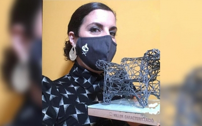 Núria Llunell, amb el premi Butaca a millor caracterització i la mascareta de 'Pura Ceba' | Cedida
