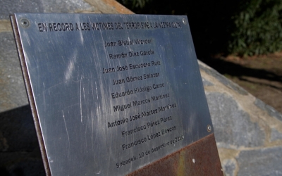 Imatge del monòlit que recorda les víctimes del terrorisme a Sabadell, situat al Parc Catalunya | Roger Benet