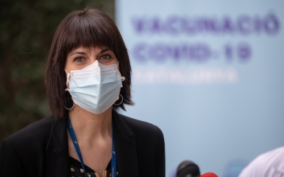 Sònia Mariscal, directora executiva Sabadell Gent Gran, durant l'inici de la vacunació | Roger Benet