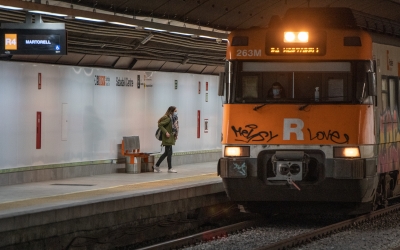 Una usuària accedint al tren, a l'estació de Sabadell Centre | Roger Benet