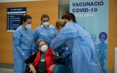 Marina Benavent vacunada a la residència Gent Gran | Roger Benet 