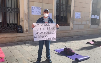 Treballadors i usuaris del Gimnàs protestant a la plaça Sant Roc | Mireia Sans