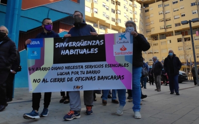 200 persones protesten contra el tancament de l'oficina del BBVA a Can Deu | Pau Duran