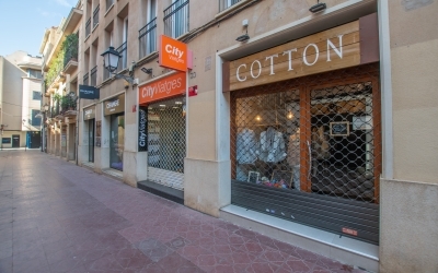 Imatge de comerços tancats al carrer Sant Antoni | Roger Benet